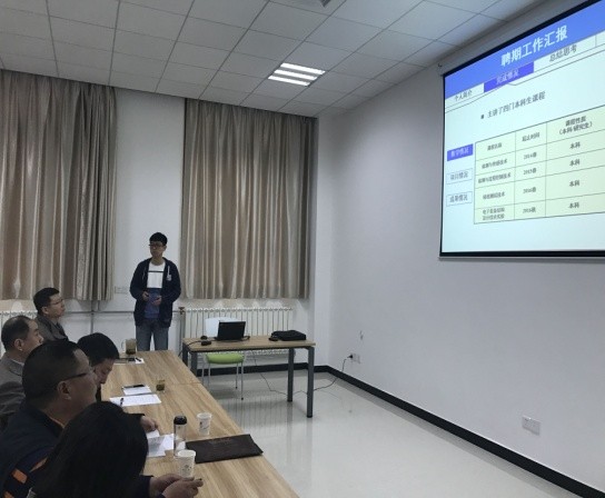 国产直播
组织新进教师进行首聘期满述职汇报